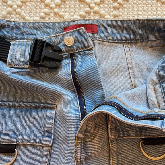 SIGNATURE 8 light wash denim buckle skirt - Picture 2 of 6